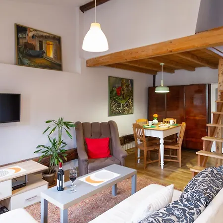 Sky's The Limit! Spacey Loft Апартаменты